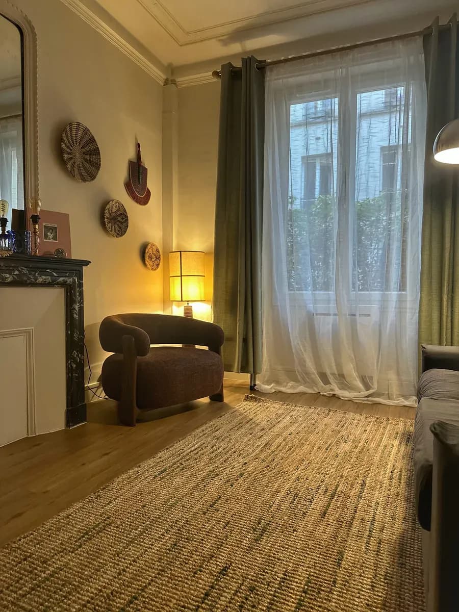 Un coin du cabinet baigné de lumière douce, propice à se poser